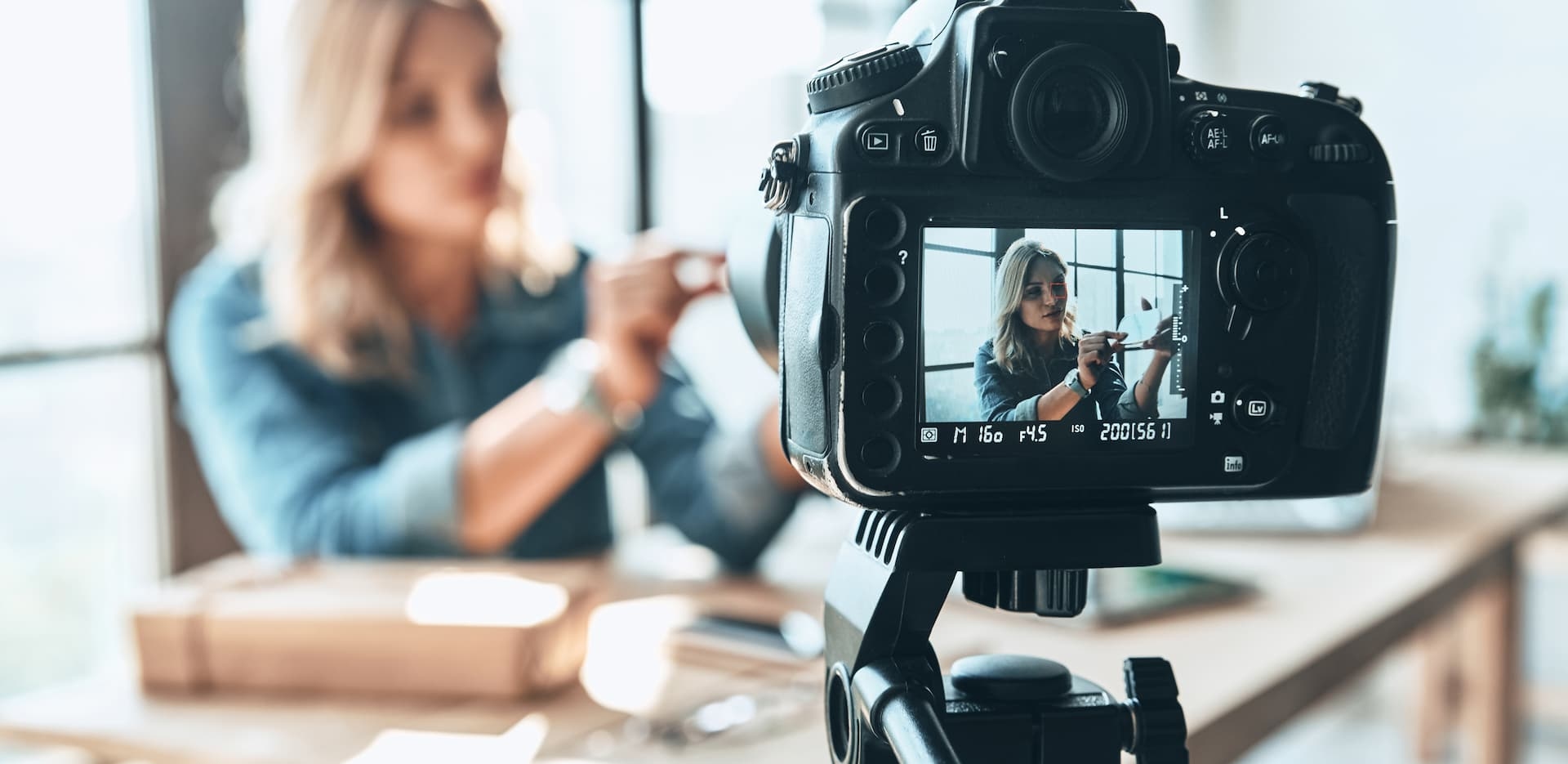 Personne qui se film a travailler